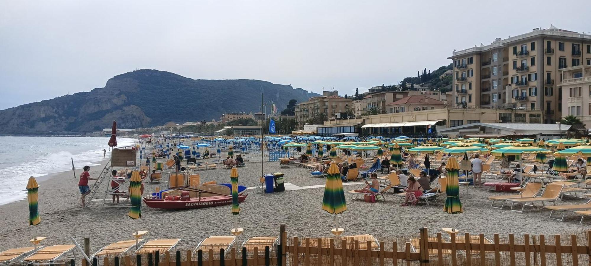 Piccolo Hotel Holiday Center Finale Ligure Εξωτερικό φωτογραφία