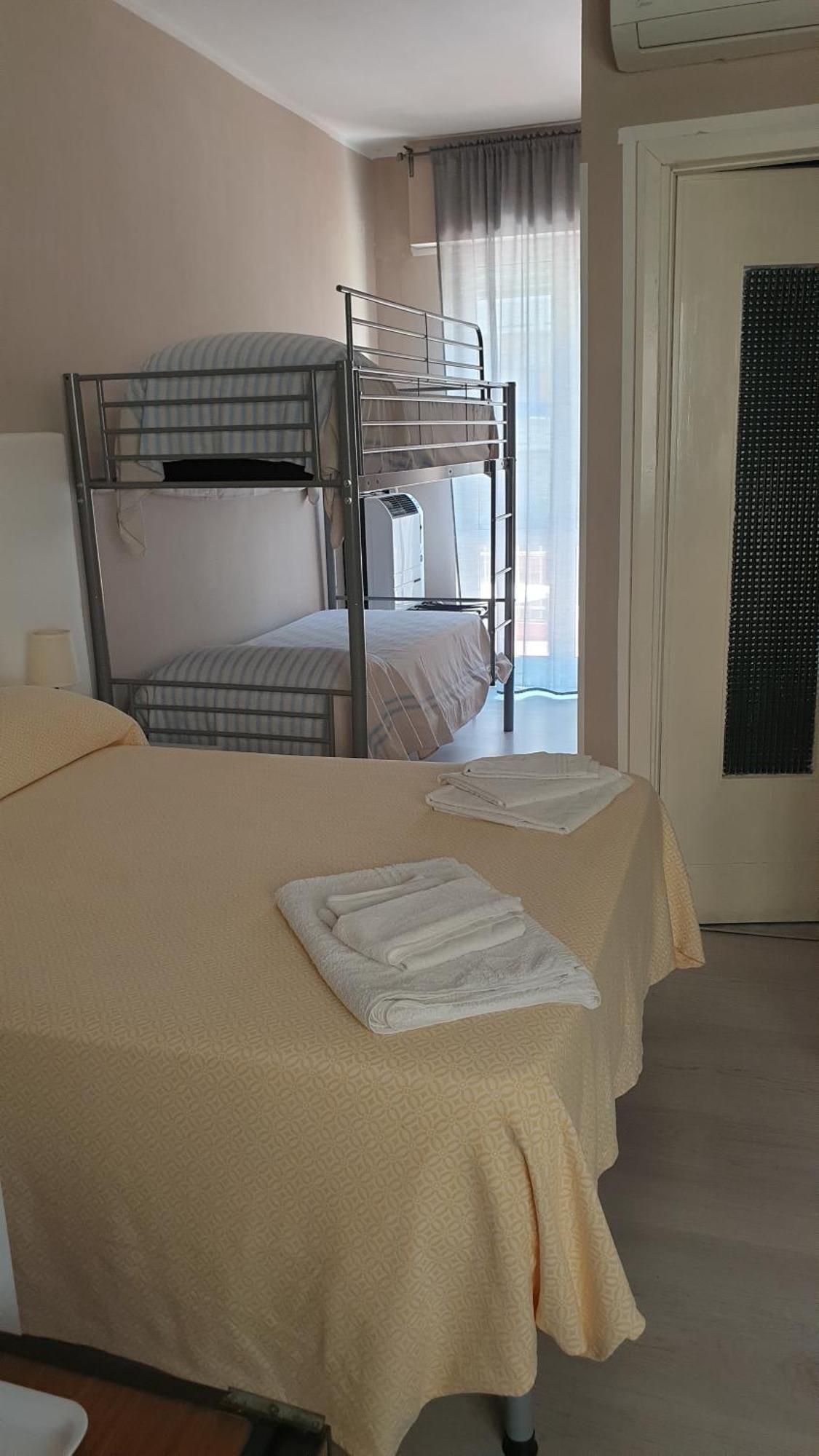 Piccolo Hotel Holiday Center Finale Ligure Εξωτερικό φωτογραφία